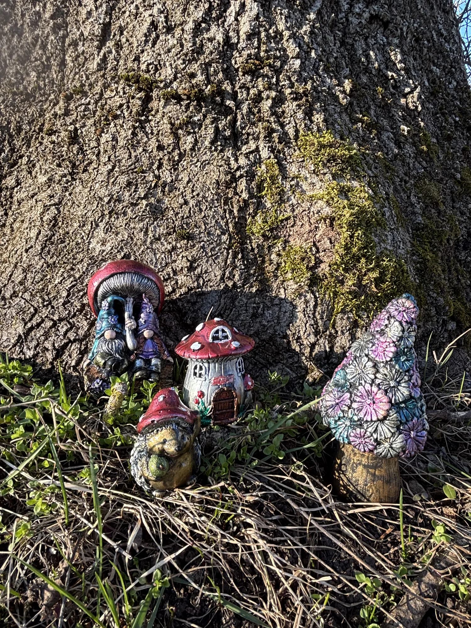 Svamphus och tomtar vid träd