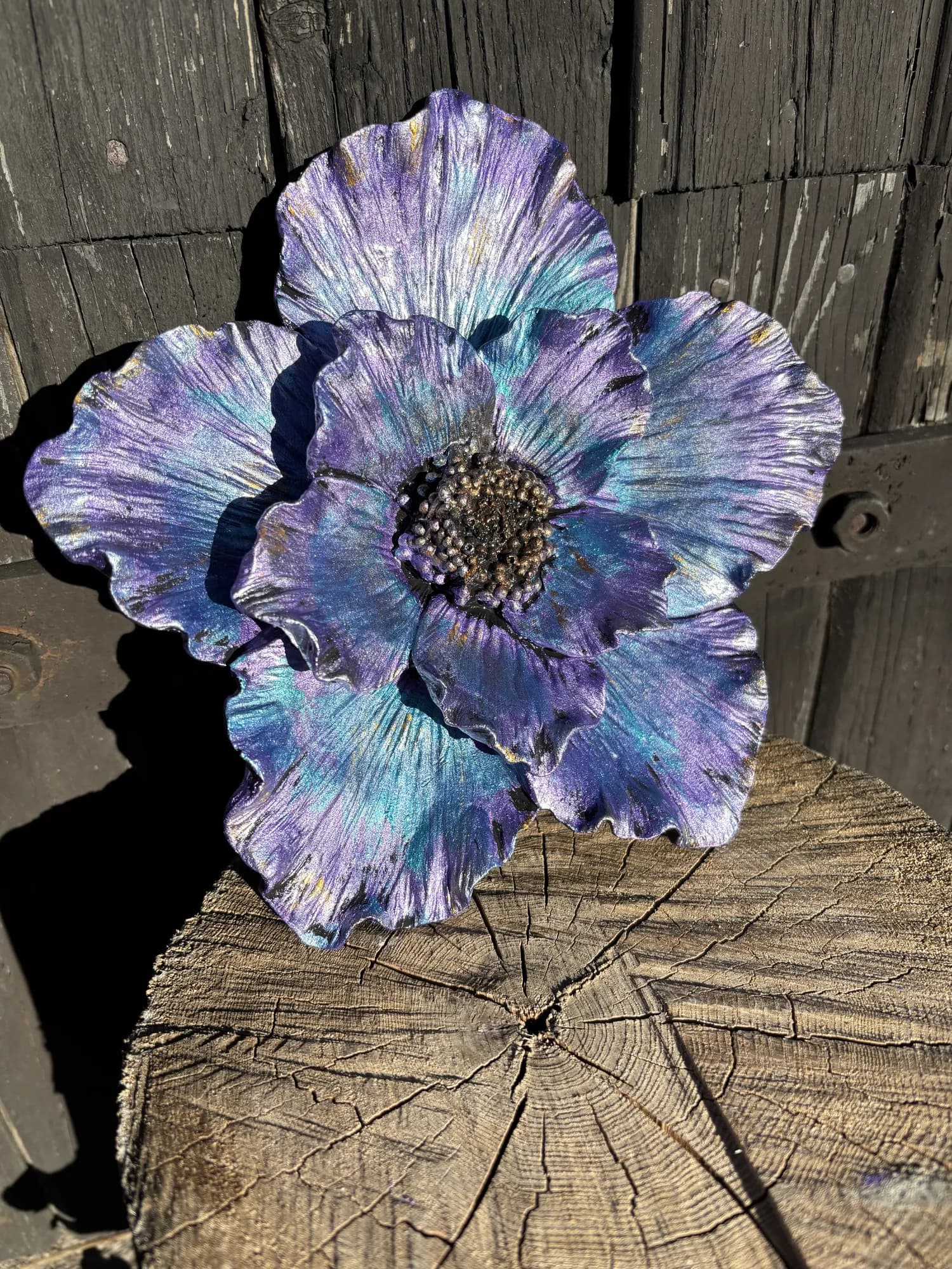 Lila metallisk blomma