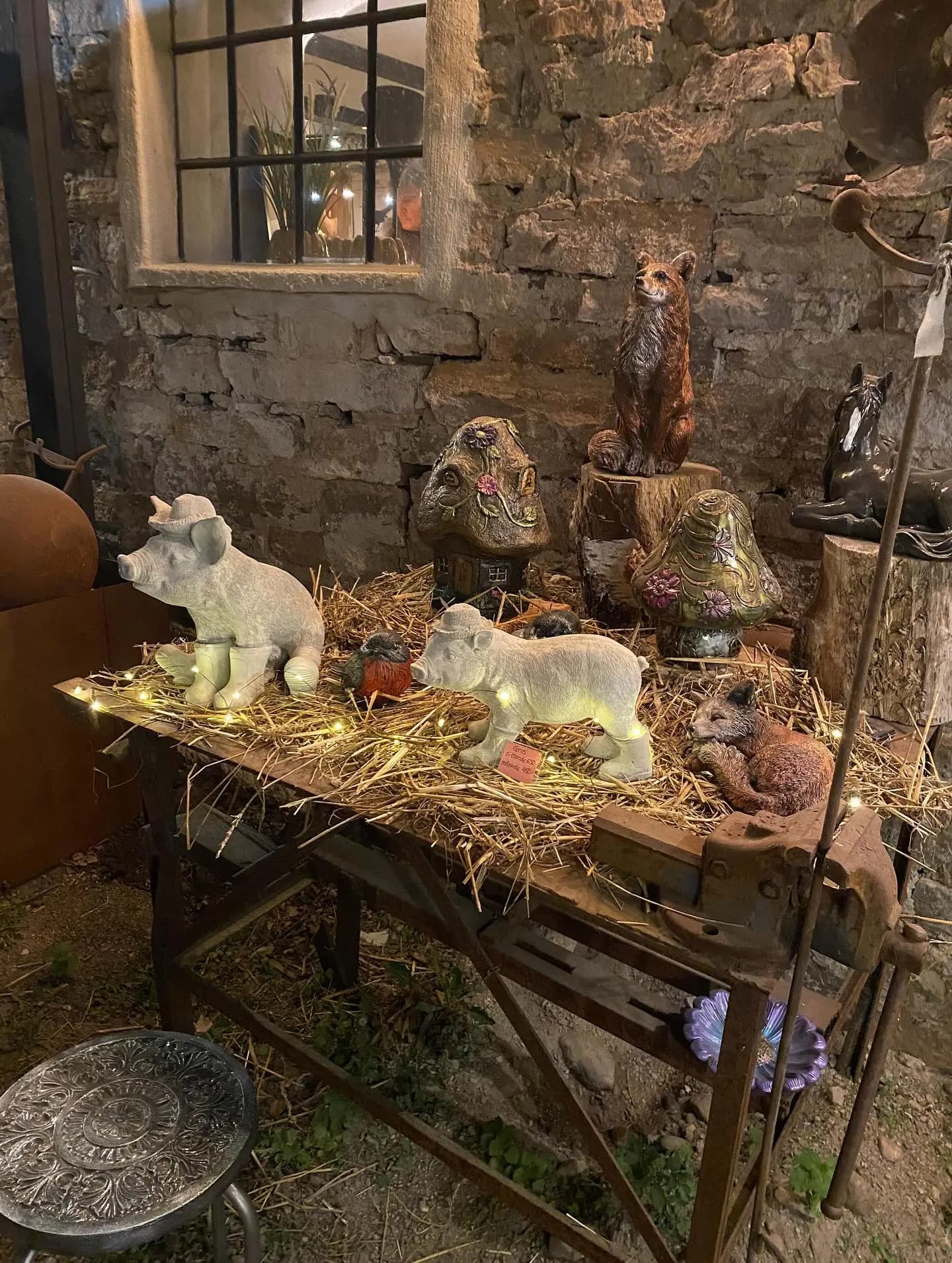 Grisar display med hö