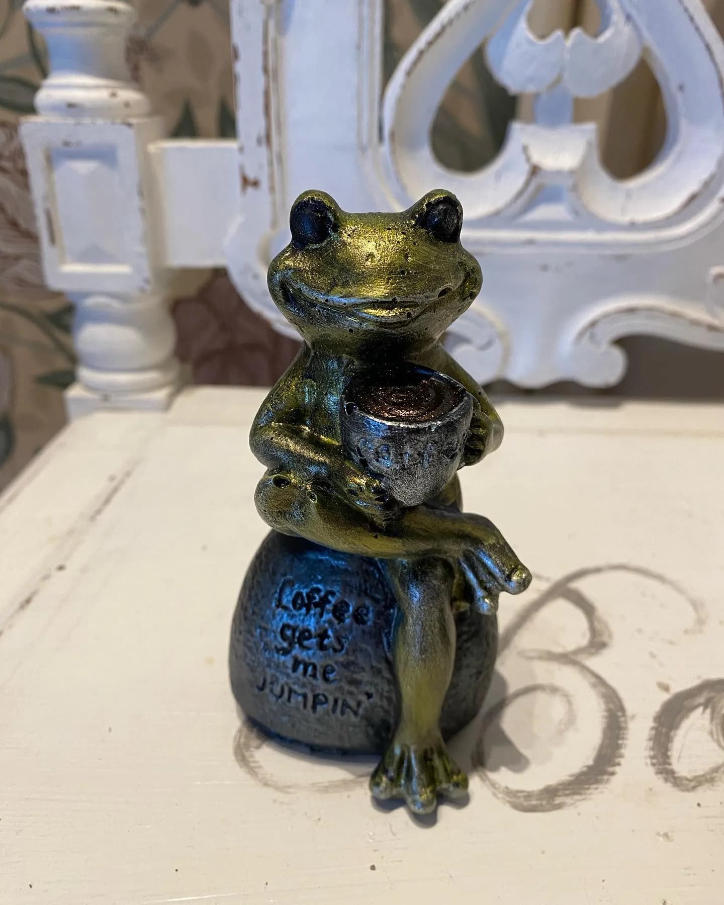 Groda som dricker kaffe