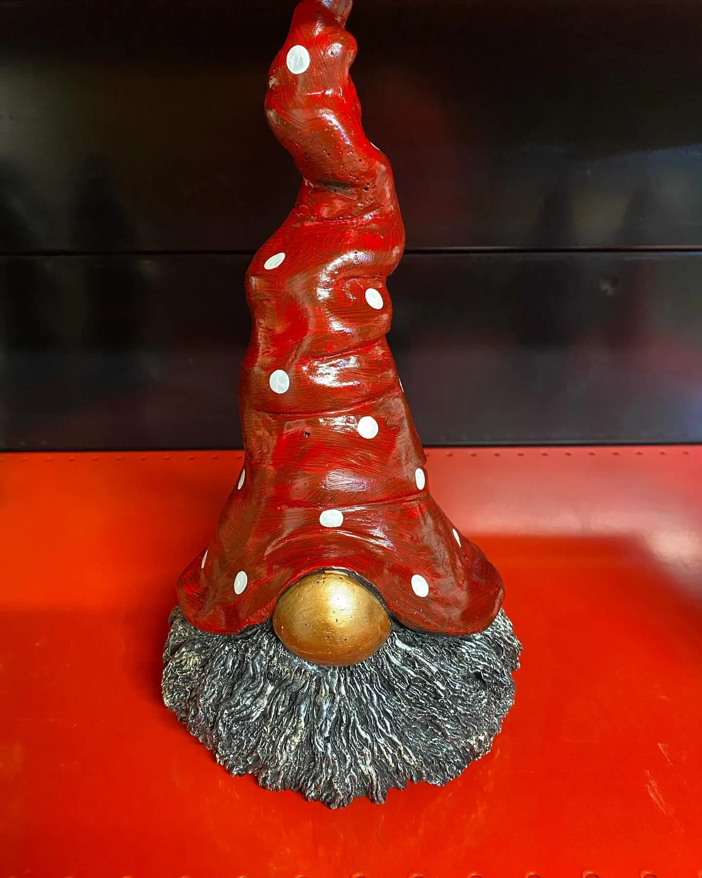 Stor tomte med röda prickar