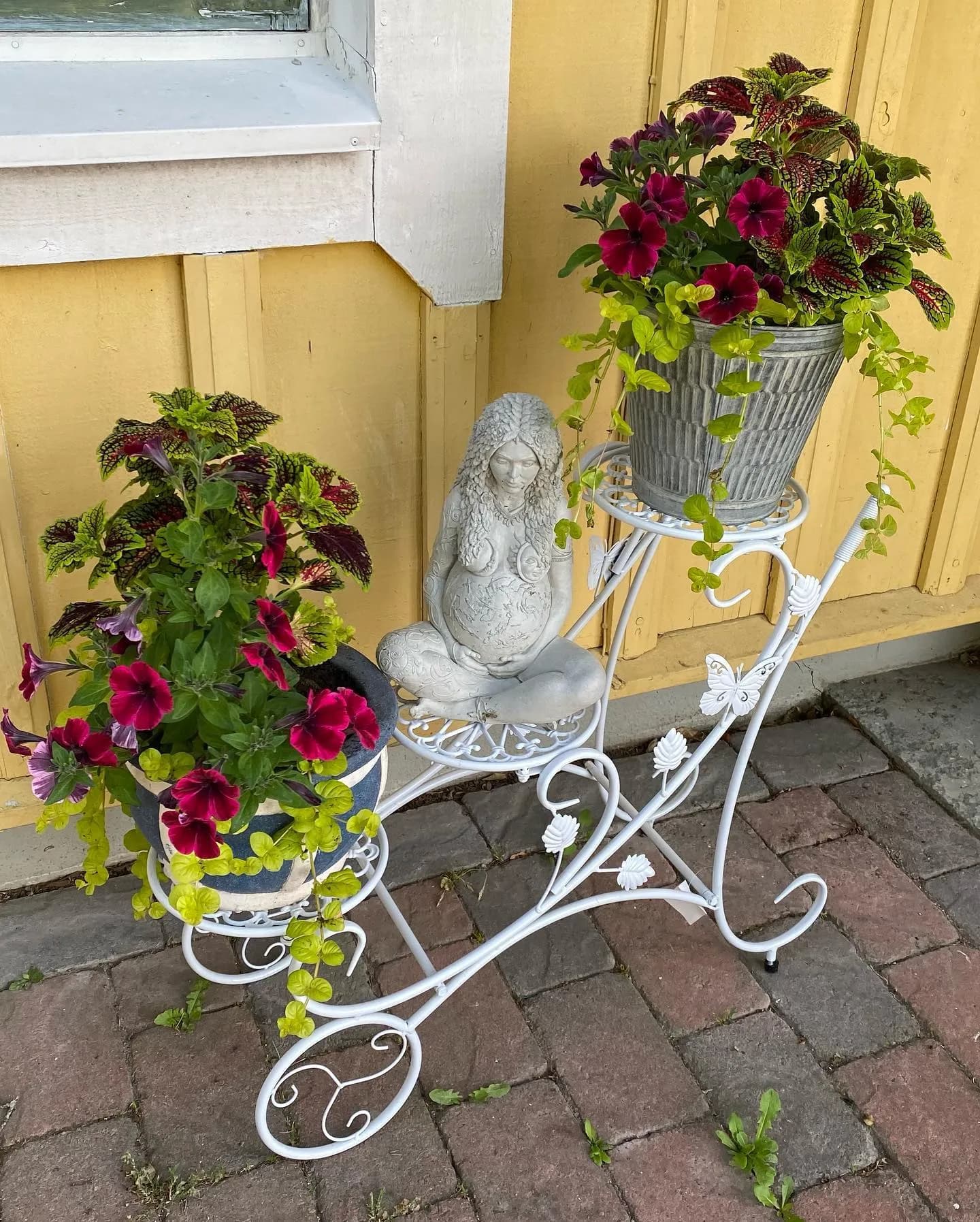 Vit moder gudinna utomhus