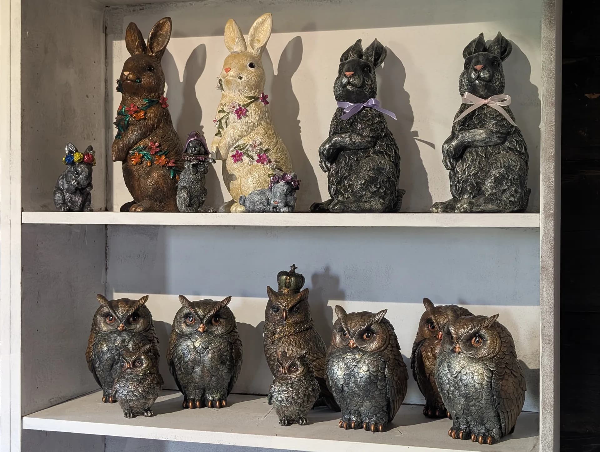 Kaniner och ugglor på hylla