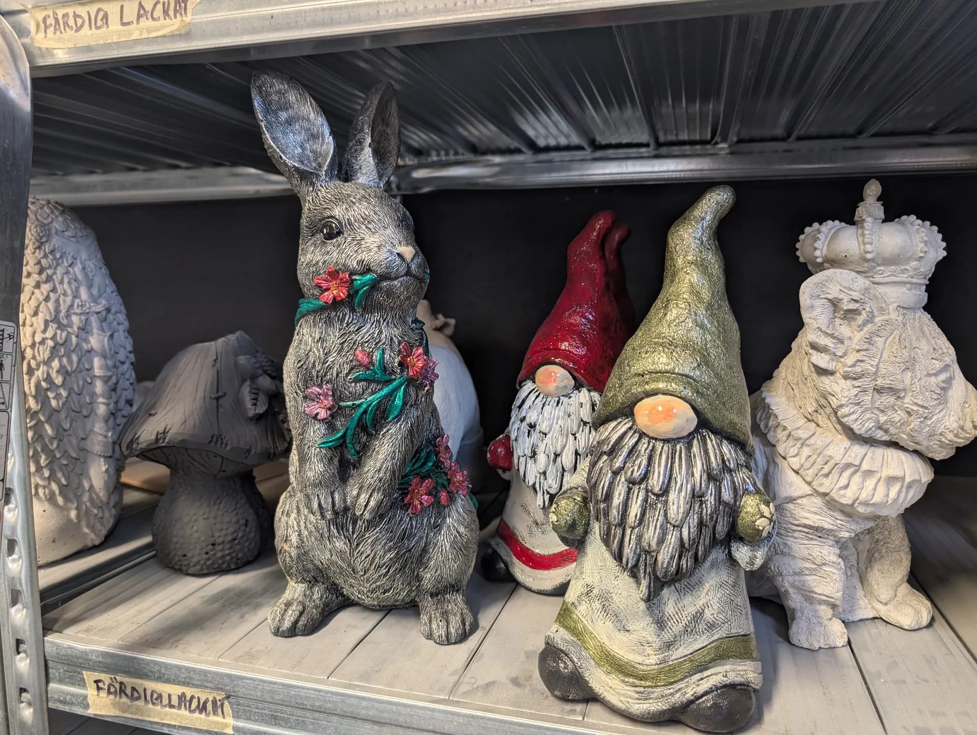 Hylla med kaniner och tomtar